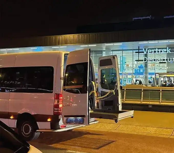Rolstoelbus bij Schiphol voor reizigers uit Vianen